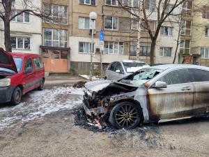 София - кв.Люлин - изгоряла кола заради паркиране пред вход