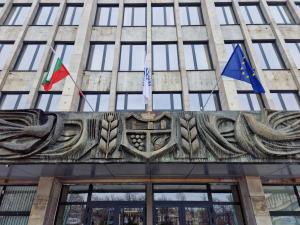 Опасно пано е надвиснало над входа на кметството във Видин