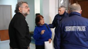 София - Полиция усмирява протест по време на заседание на Столичния общински съвет