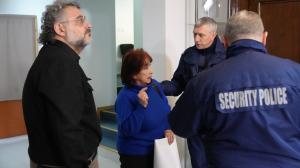 София - Полиция усмирява протест по време на заседание на Столичния общински съвет