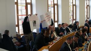 София - Полиция усмирява протест по време на заседание на Столичния общински съвет