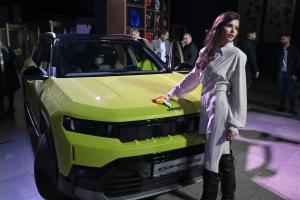 Мис България Славена Вътова представи новата гама Jeep Compass в столичния музей `Земята и хората`