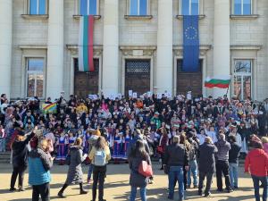 София - 375 деца пеят едновременно пред Националната библиотека