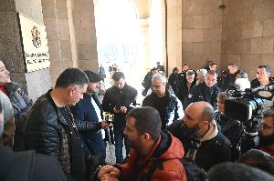 Депутати от Възраждане блокираха входовете на Министерски съвет