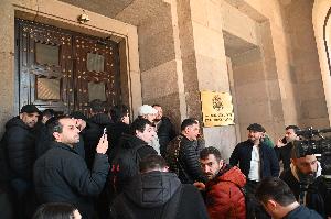 София - Блокиране на Министерски съвет от дупутати на Възраждане