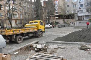 В Центъра на Бургас общината  прави  паркинги между жилищните блокове