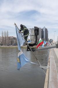 Сменят знамената на моста до Панаира в Пловдив