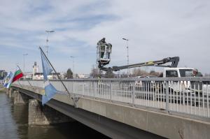 Пловдив - Подменят знамената на моста до Панаира