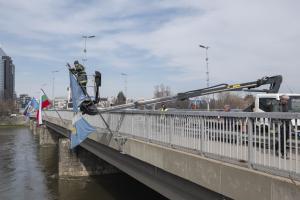 Пловдив - Подменят знамената на моста до Панаира