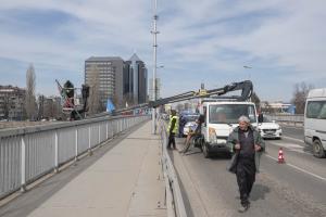 Пловдив - Подменят знамената на моста до Панаира