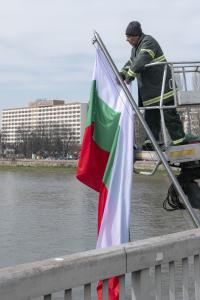 Пловдив - Подменят знамената на моста до Панаира