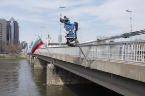 Пловдив - Подменят знамената на моста до Панаира