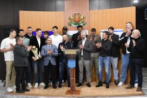 Варна - Кметът на Варна Благомир Коцев посреща в общината шампионите по бакетбол