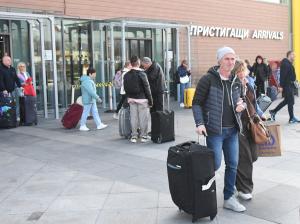 Варна - Варна - Пристигат българите с полет от Дубай