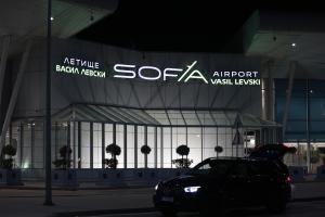 Самолети с евакуираните българи от ОАЕ кацнаха в София тази нощ