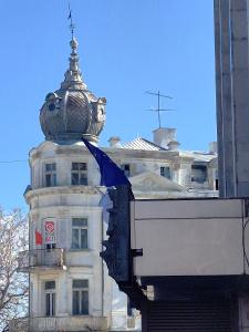 Демонтираха опасен ветропоказател от емблематична сграда на площада във Видин