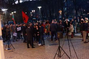 Пред Министерство на отбраната се провежда протест "Не на войната над България"
