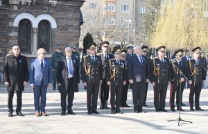 Ръководството на МВР поднася венци пред паметника на загиналите полицаи