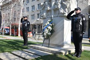 София – Министър и ръководство на МВР-почит пред паметника на загиналите полицаи<br />
<br />