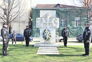 София – Министър и ръководство на МВР-почит пред паметника на загиналите полицаи<br />
<br />