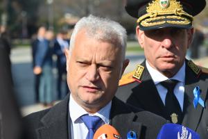 София – Министър и ръководство на МВР-почит пред паметника на загиналите полицаи<br />
<br />