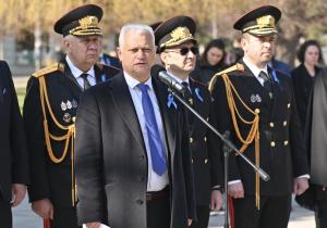 София – Министър и ръководство на МВР-почит пред паметника на загиналите полицаи<br />
<br />