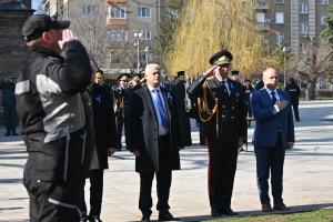 София – Министър и ръководство на МВР-почит пред паметника на загиналите полицаи<br />
<br />