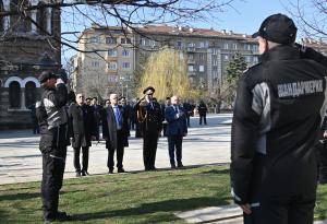 София – Министър и ръководство на МВР-почит пред паметника на загиналите полицаи<br />
<br />