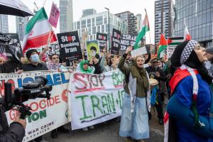Лондон - Два протеста на иранската общност