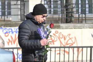 На 8-ми март цветя и мъже  се разхождат по софийските улици