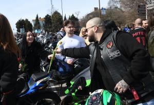 Варна - Рокери подаряват цветя