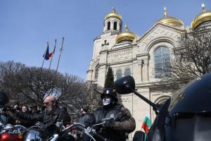 Варна - Рокери подаряват цветя