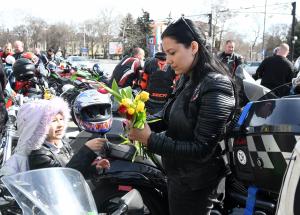 Варна - Рокери подаряват цветя
