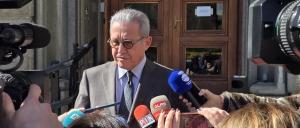 Изявления на политици пред служебния вход на парламента