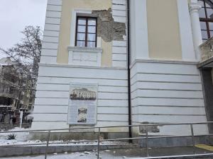 Видин - Пада мазилка от фасадата на Драматичния театър