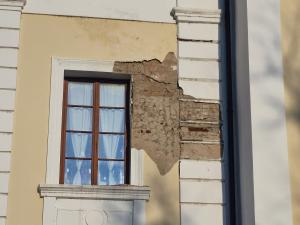 Видин - Пада мазилка от фасадата на Драматичния театър