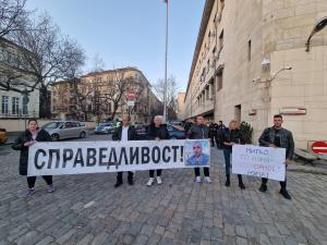 Граждани се събраха  пред МВР в подкрепа на майката на убития Митко от Цалапица
