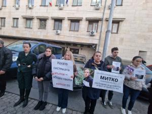 София - Протест пред сгрдата на МВР - подкрепа за майката на убития Митко от Цалапица -  срещу назначения за шеф на ОДМВР-Пловдив Васил Костадинов
