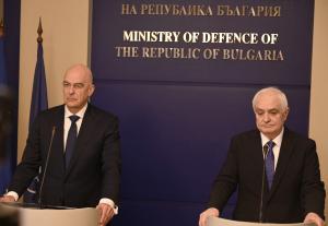 Министърът на националната отбрана на  Гърция  Николаос Дендиас e на посещение в  България
