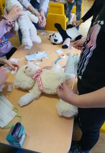 Бургас - студенти и деца - кампания болница за плюшени мечета