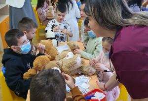 Бургас - студенти и деца - кампания болница за плюшени мечета