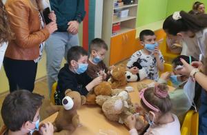 Бургас - студенти и деца - кампания болница за плюшени мечета