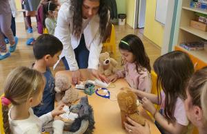 Бургас - студенти и деца - кампания болница за плюшени мечета