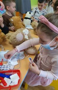 Бургас - студенти и деца - кампания болница за плюшени мечета