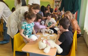 Бургас - студенти и деца - кампания болница за плюшени мечета