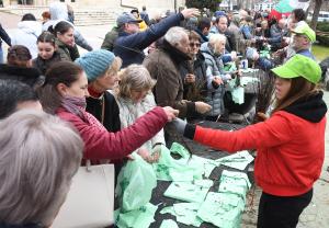 Варна - Огромна опашка за безплатни дръвчета