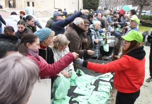 Варна - Огромна опашка за безплатни дръвчета