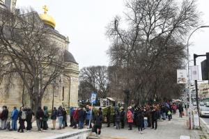 Варна - Огромна опашка за безплатни дръвчета