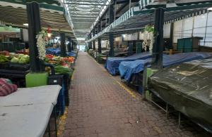 Бургас - Централният пазар е празен, отлив от купувачи и продавачи
