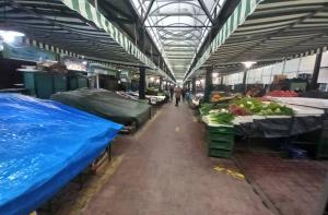 Бургас - Централният пазар е празен, отлив от купувачи и продавачи